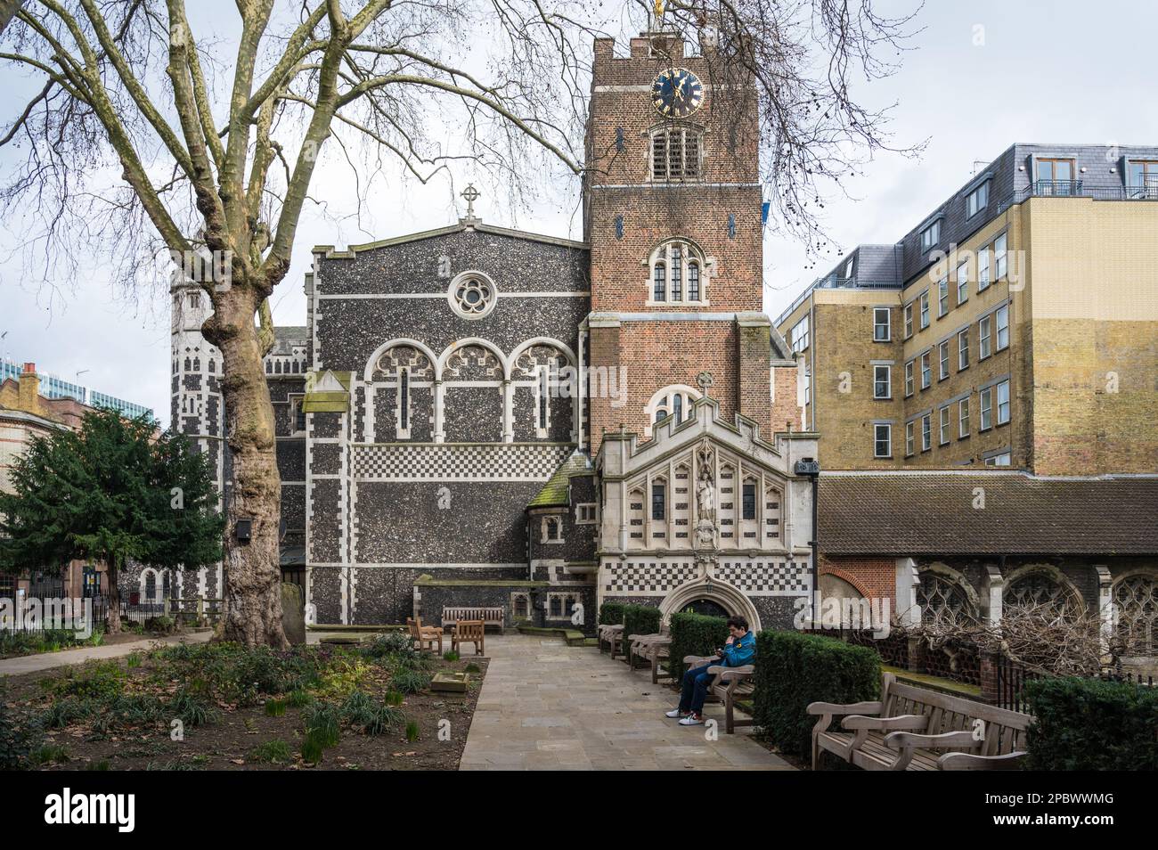 Ammira il cortile della chiesa del Priorato di St Bartholomew the Great, la chiesa più antica di Londra, Smithfield, City of London, England, UK Foto Stock