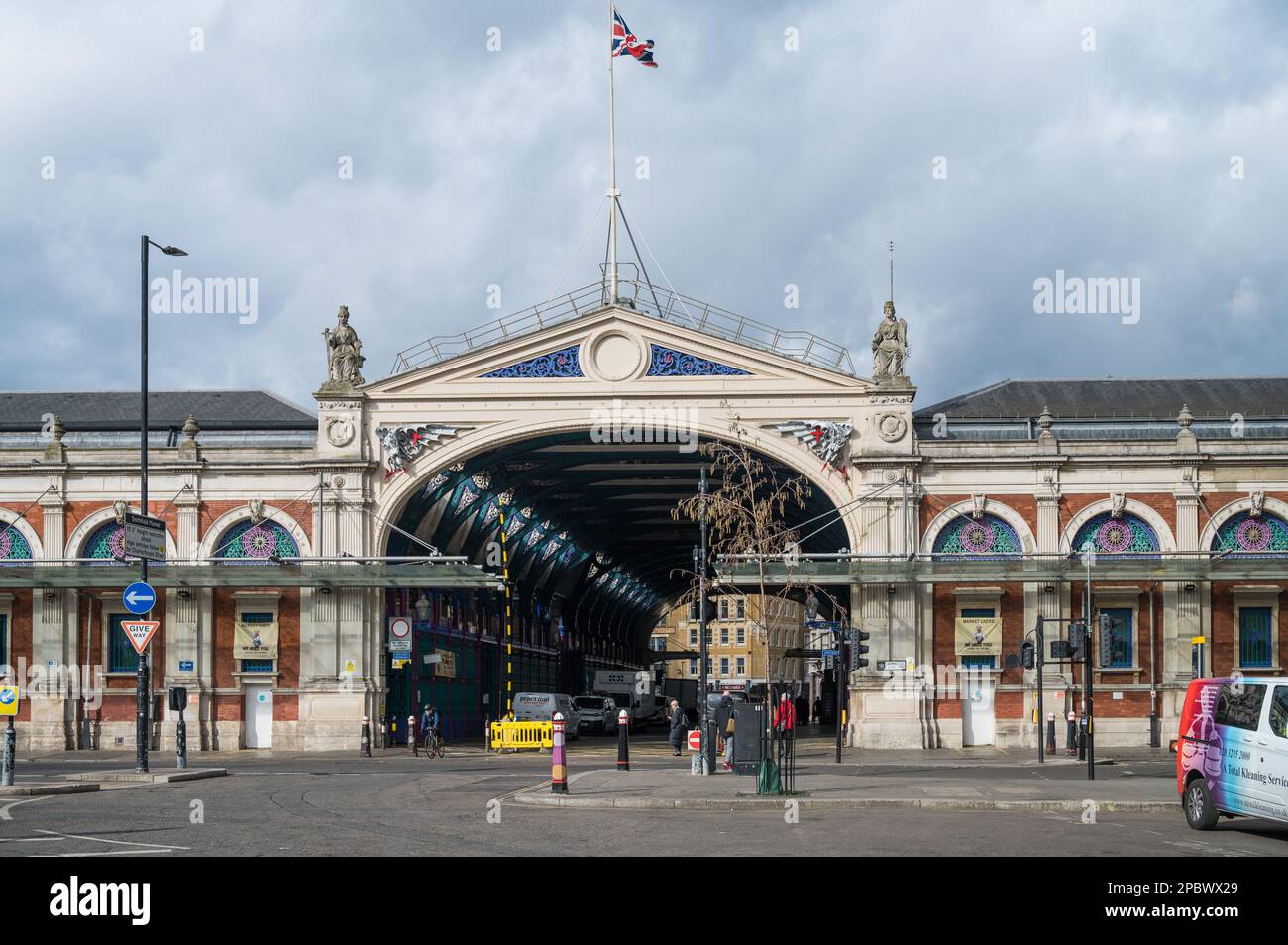 Esterno del mercato di Smithfield, un edificio di mercato coperto da un elenco di grado II. Ufficialmente conosciuto come London Central Markets. Londra, Inghilterra, Regno Unito Foto Stock