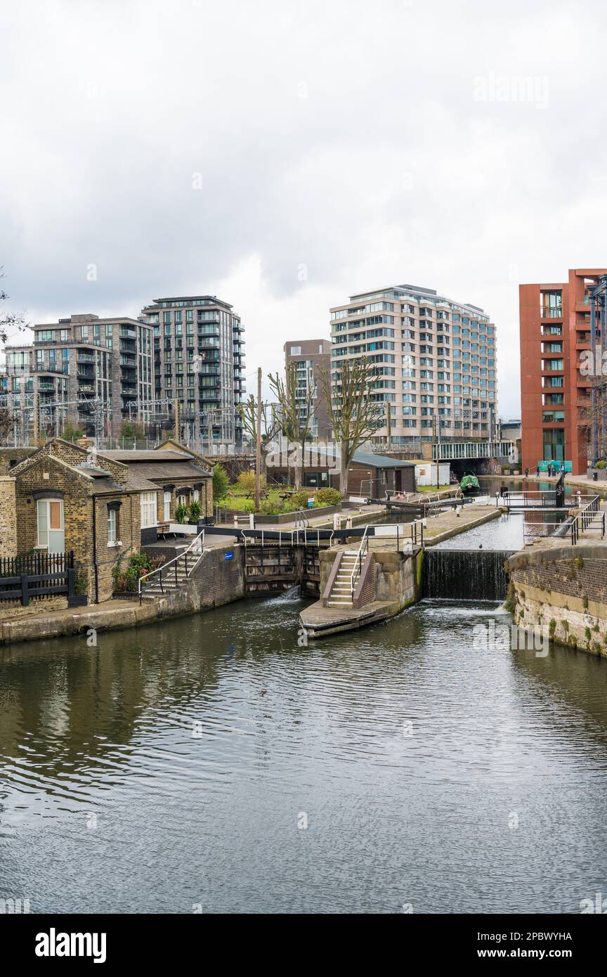 St Pancras Lock sul Regent's Canal. Londra, Inghilterra, Regno Unito Foto Stock