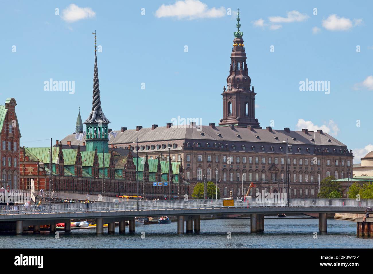Copenaghen, Danimarca - 28 2019 giugno: Il Børsen (danese: Cambio) accanto al Palazzo Christiansborg (danese: Slot Christiansborg). Foto Stock