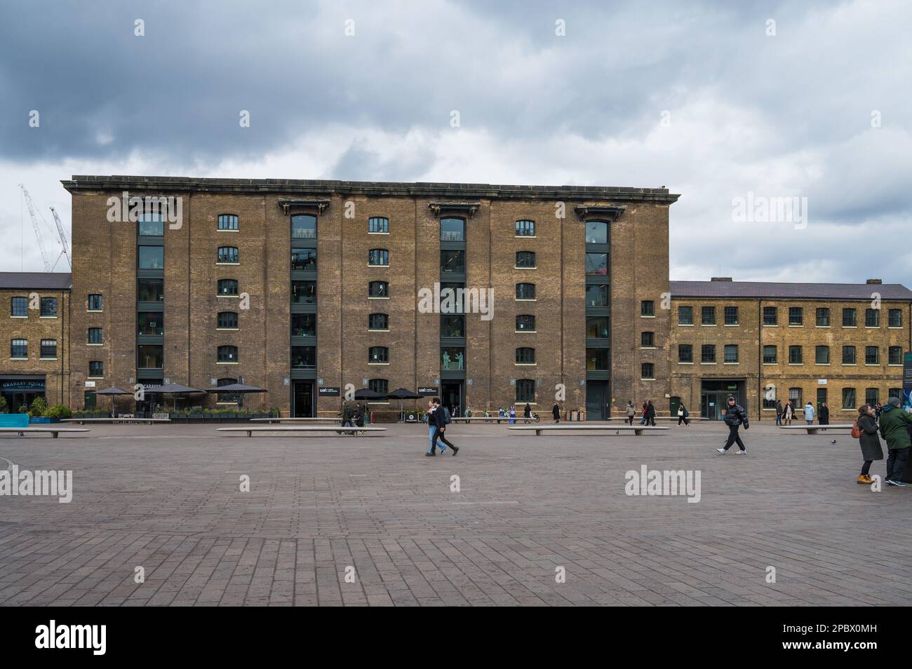 Vista su Granary Square della Central Saint Martins University of the Arts di Londra. Kings Cross, Londra, Inghilterra, Regno Unito. Foto Stock