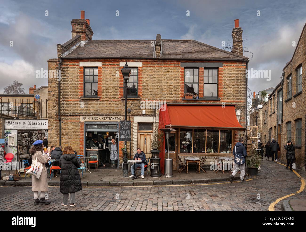 Ezra Street si trova a Bethnal Green, vicino al famoso mercato dei fiori di Columbia Road, che si trova al di fuori di Hackney Road nel London Bo Foto Stock