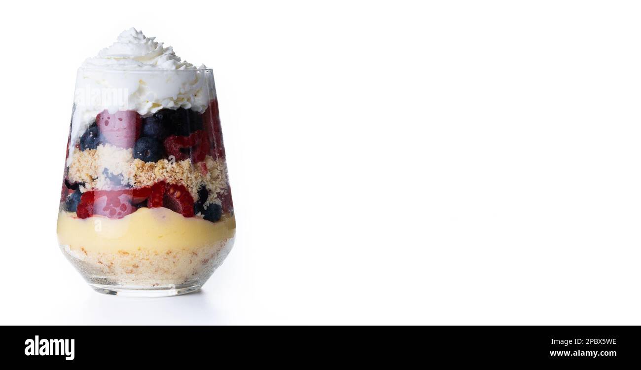 Dessert trifle con frutti di bosco e crema isolato su fondo bianco. Tipico dessert inglese Foto Stock