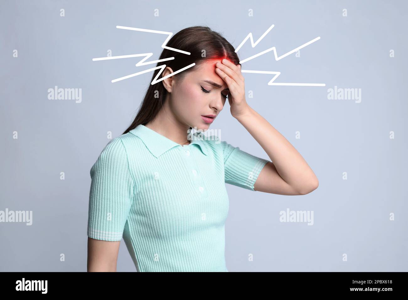Giovane donna che ha mal di testa su sfondo chiaro. Illustrazione di lampi che rappresentano un dolore grave Foto Stock