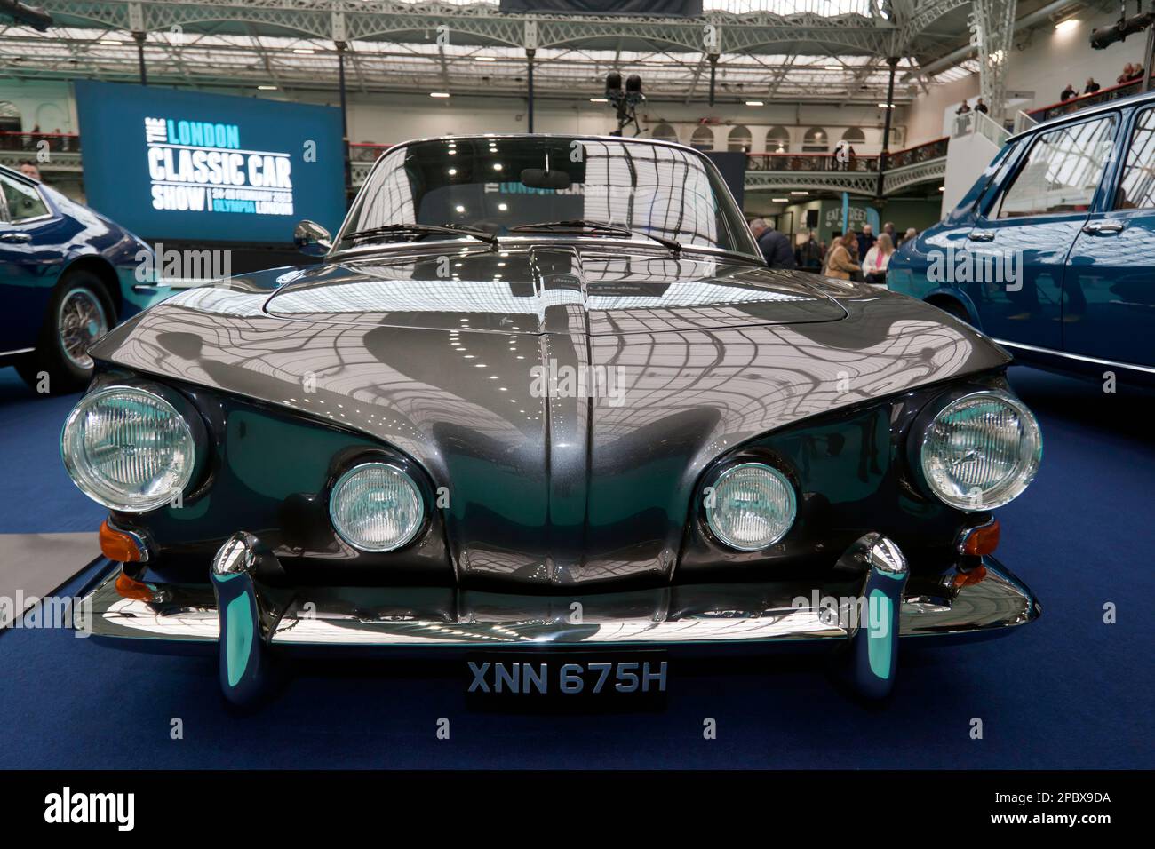 Vista frontale di un Metallic Grey, 1969, Volkswagen Karmann Ghia Type 34, 1,6L, in mostra al 2023, London Classic Car Show Foto Stock