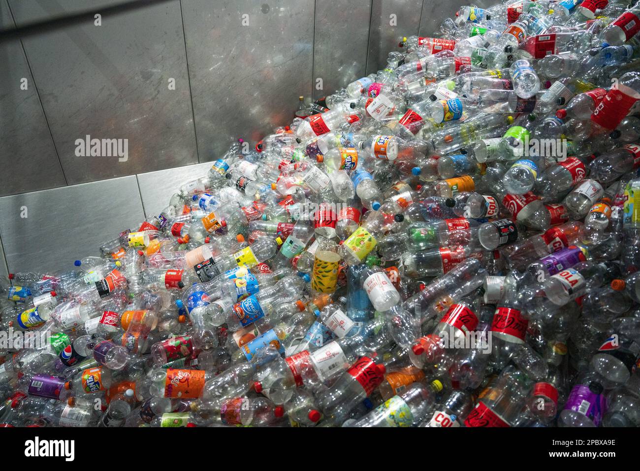 UTRECHT - deposita bottiglie nel centro di conteggio per deposita bottiglie di Kuhne + Nagel. ANP JEROEN JUMELET olanda fuori - belgio fuori Foto Stock