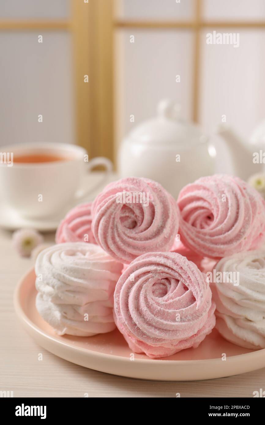 Piatto con deliziosi marshmallows sul tavolo, primo piano Foto Stock