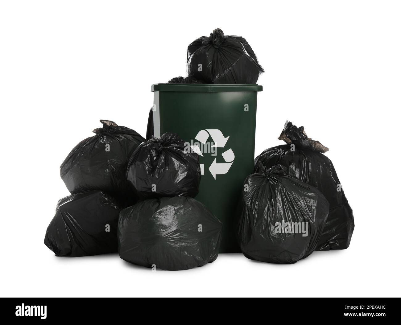 Contenitore di riciclaggio verde scuro riempito con sacchetti per rifiuti su sfondo bianco Foto Stock