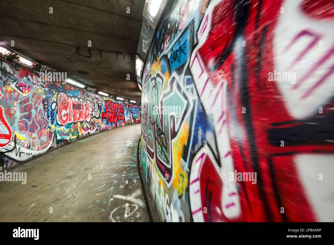 Il sottopassaggio di Victoria Street, decorato con graffiti e usato come location per le riprese della serie televisiva "Line of Duty" Belfast, Irlanda del Nord. Foto Stock