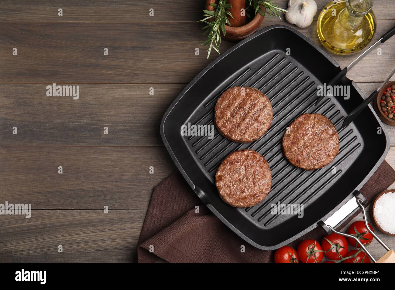 Un pezzo di carne alla griglia in una padella di ghisa con verdure, primo  piano Foto stock - Alamy