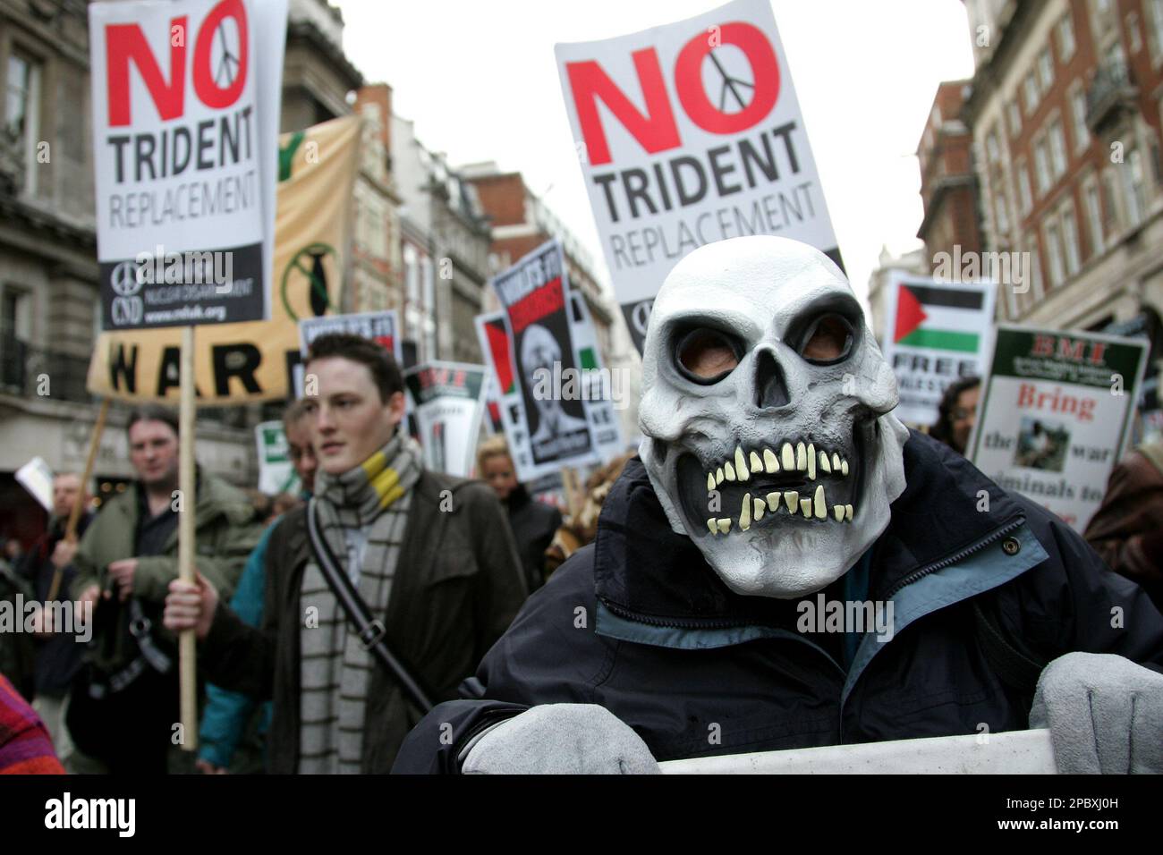 A protester wearing a skull mask marches amongst thousands of anti-war protesters through central London in a demonstration calling for the immediate withdrawal of British troops from Iraq and to oppose the renewal of Trident nuclear missiles, Saturday, Feb. 24, 2007. (AP Photo/Sang Tan) Foto Stock