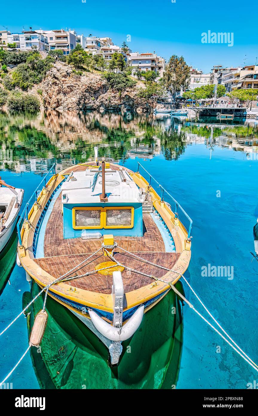 AGIOS NIKOLAOS, CRETE, GRECIA - 6 MAGGIO 2015: Una barca ormeggiata presso la località balneare di Agios Nikolaos situato sul lato nord-est di Creta, Gree Foto Stock