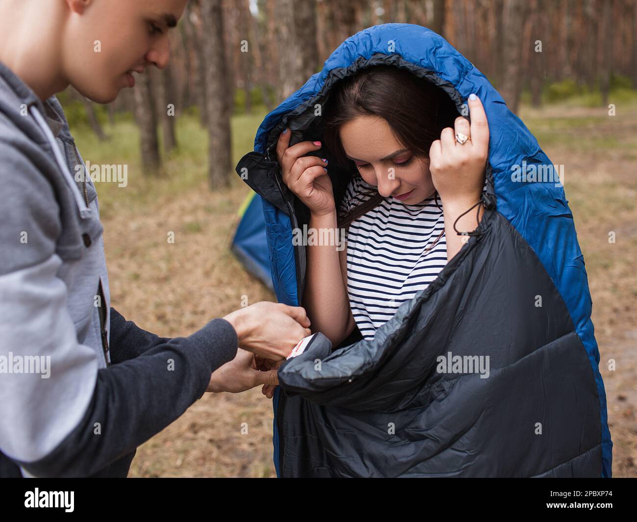 Preparazione del sacco a pelo turistico insieme concetto. Foto Stock