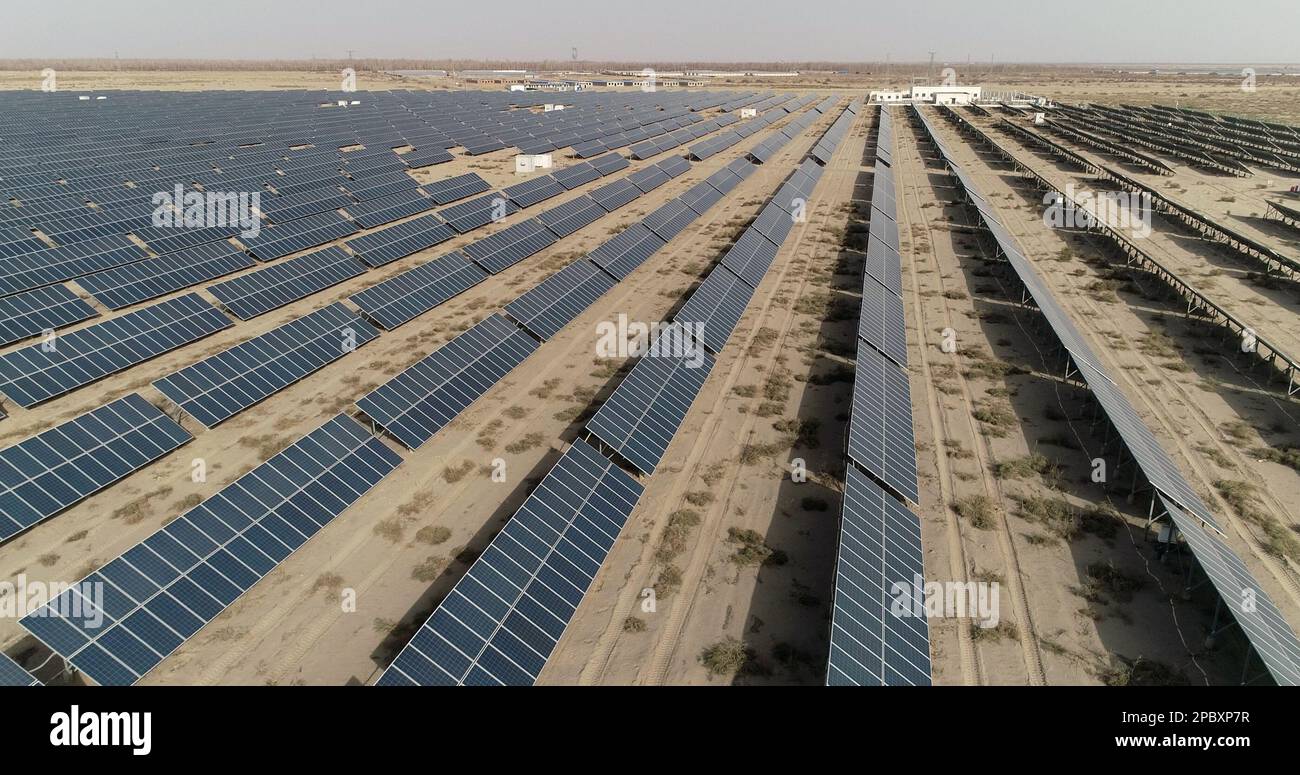HAMI, CINA - 12 MARZO 2023 - i pannelli solari blu scuro si estendono attraverso il vasto deserto di Gobi in Hami, provincia di Xinjiang, Cina, 12 marzo 2023. Foto Stock