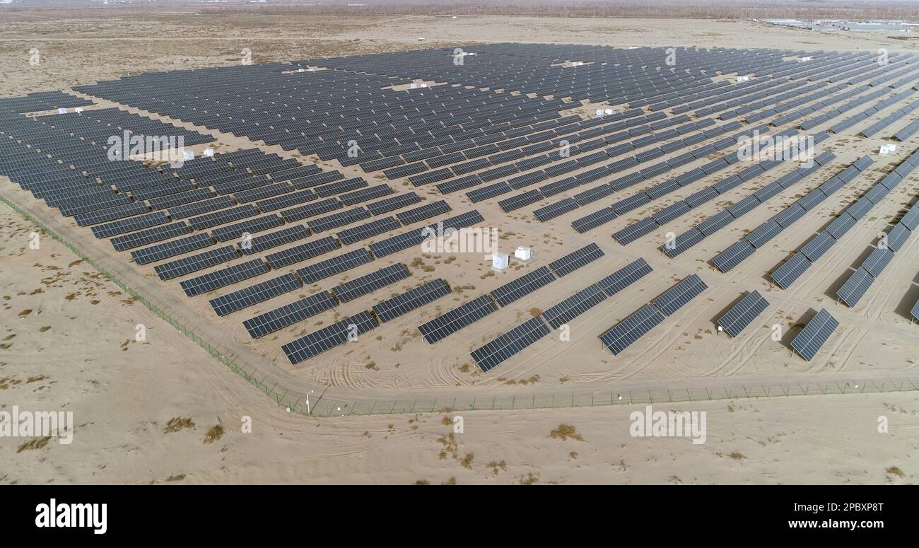 HAMI, CINA - 12 MARZO 2023 - i pannelli solari blu scuro si estendono attraverso il vasto deserto di Gobi in Hami, provincia di Xinjiang, Cina, 12 marzo 2023. Foto Stock