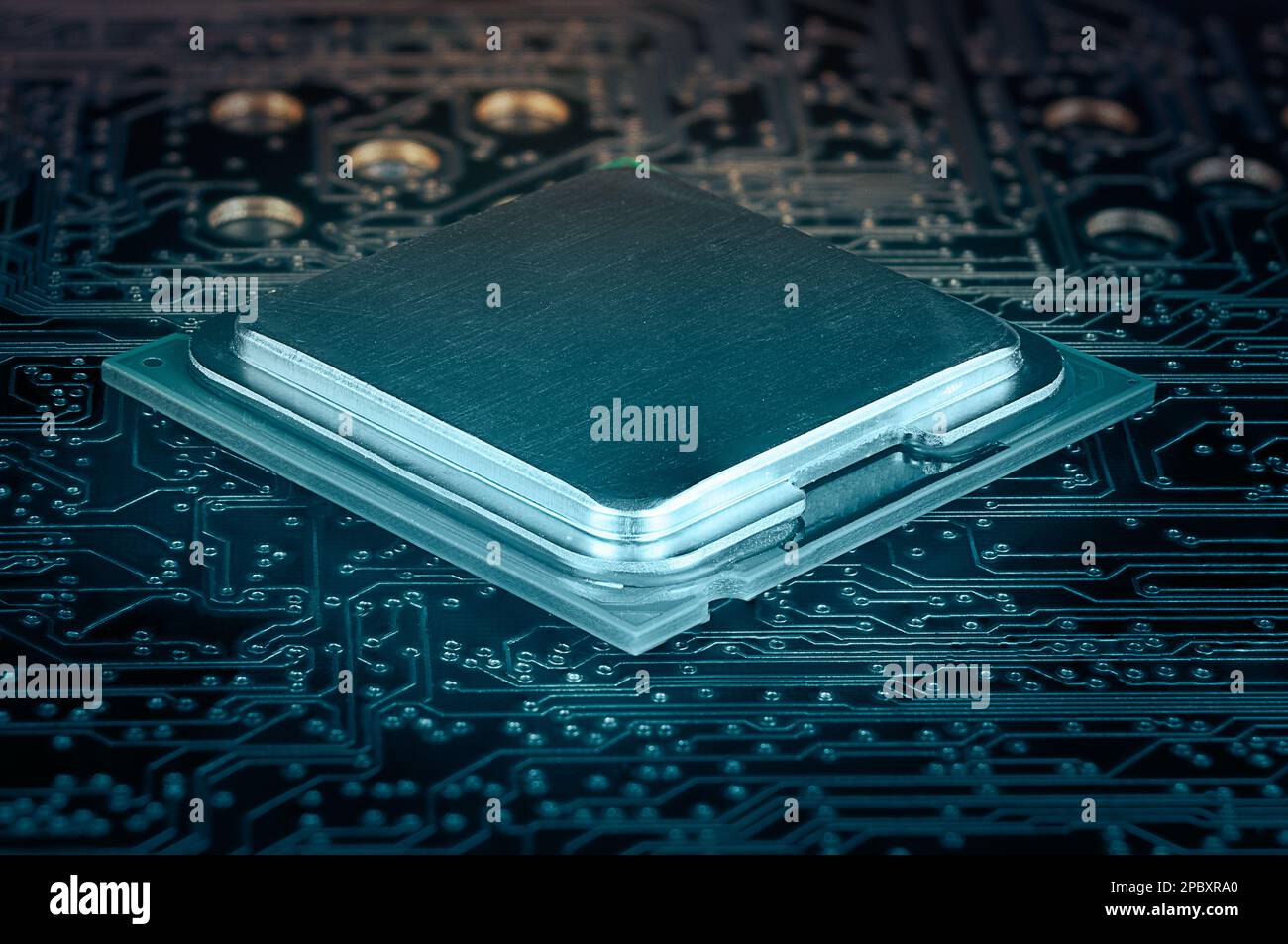 Primo piano dell'IC CPU del contenitore LGA sullo sfondo della scheda a circuito stampato Foto Stock