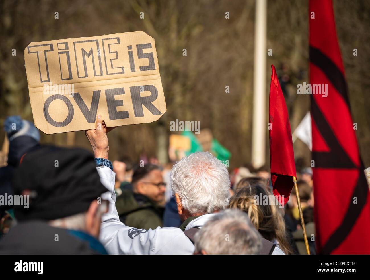 L'Aia, Paesi Bassi, 11.03.2023 anni, anziano con un banner che dice "il tempo è finito" durante la protesta del movimento di ribellione dell'estinzione contro i fossili Foto Stock