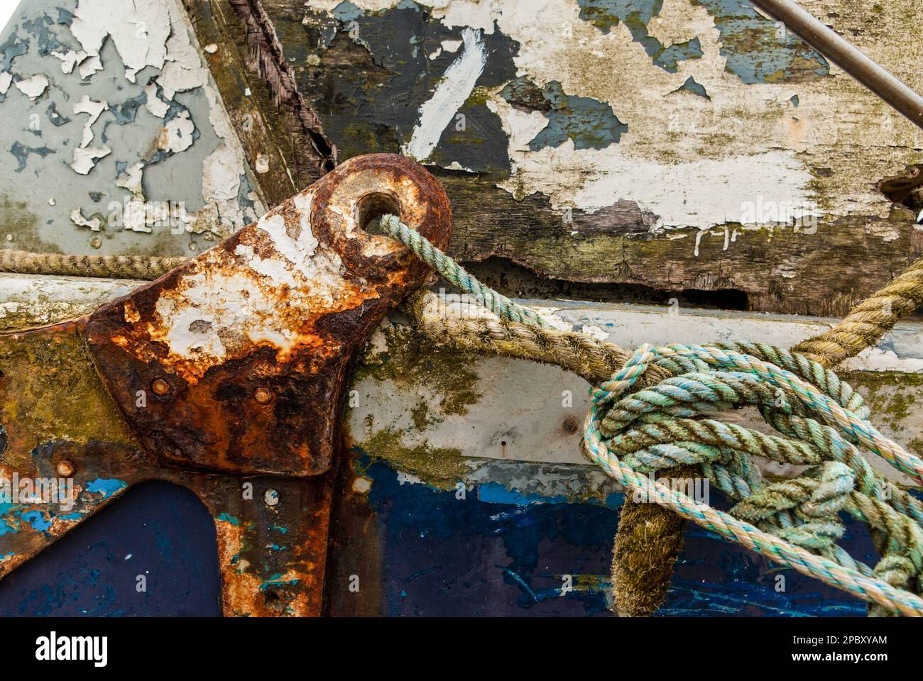 Studio strutturale del lato di una barca da pesca, Regno Unito; ferro arrugginito fissaggio, vecchia corda e peeling vernice Foto Stock
