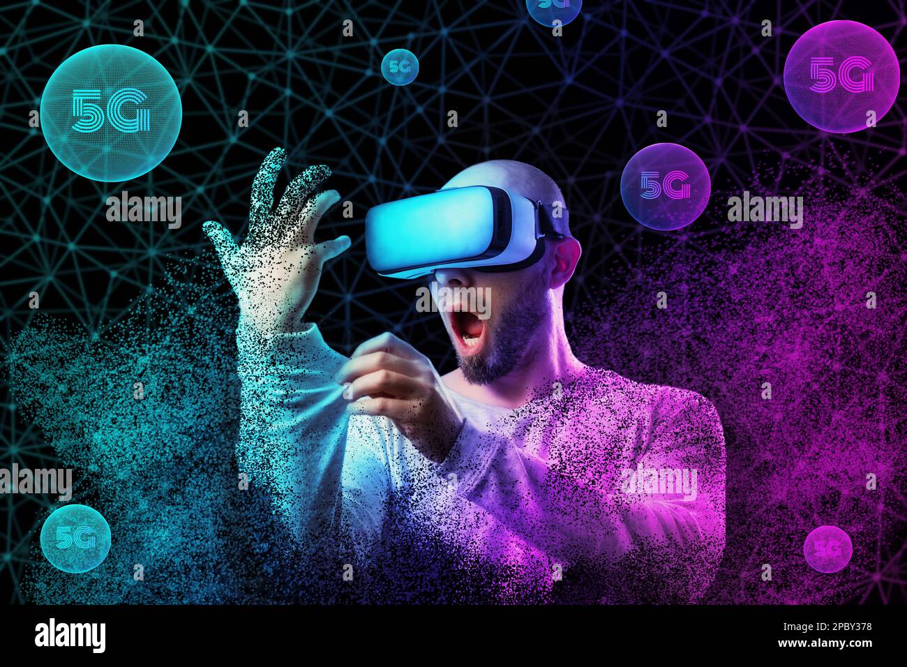 Collage d'arte contemporanea metaverse. Ritratto di scioccato scomparendo calvo e barbuto uomo in occhiali VR. Sfondo nero con griglia al neon e sfera 5G Foto Stock