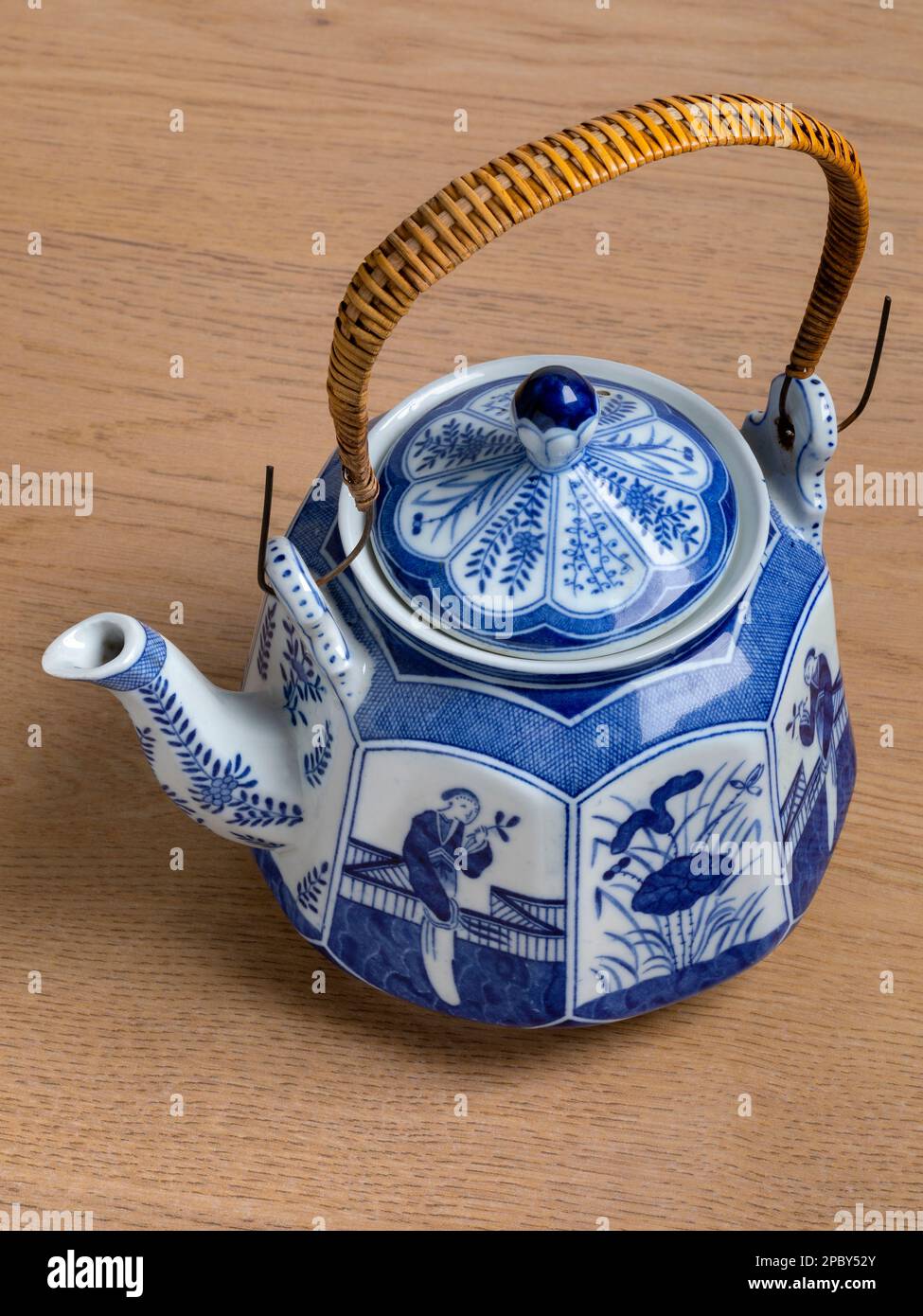 Teiera cinese in ceramica tradizionale vintage su sfondo di legno Foto Stock