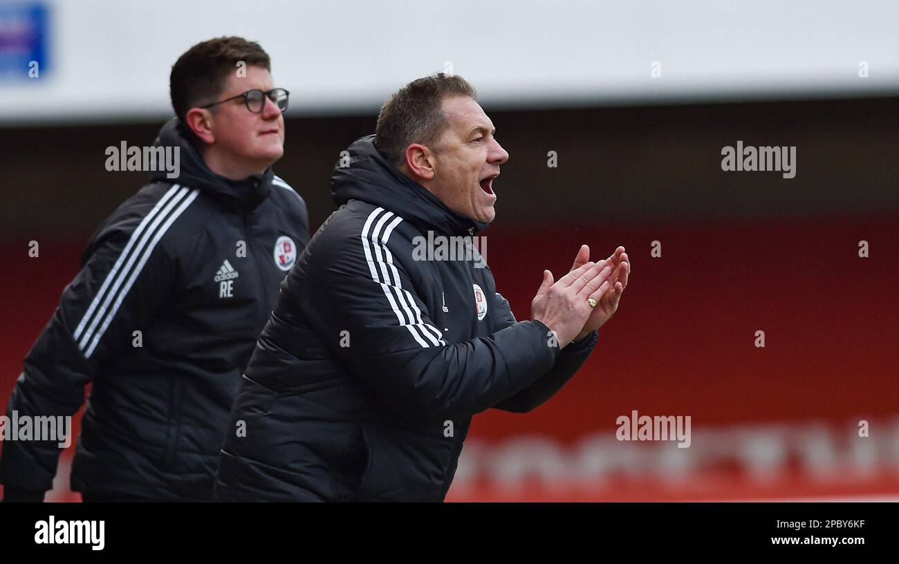 Scott Lindsey, manager di Crawley durante la partita della EFL League Two tra Crawley Town e Harrogate Town al Broadfield Stadium , Crawley , Regno Unito - 11th marzo 2023 Foto Simon Dack/Telephoto Images. Solo per uso editoriale. Nessun merchandising. Per le immagini di calcio si applicano le restrizioni di fa e Premier League inc. Nessun utilizzo di Internet/cellulare senza licenza FAPL - per i dettagli contattare Football Dataco Foto Stock