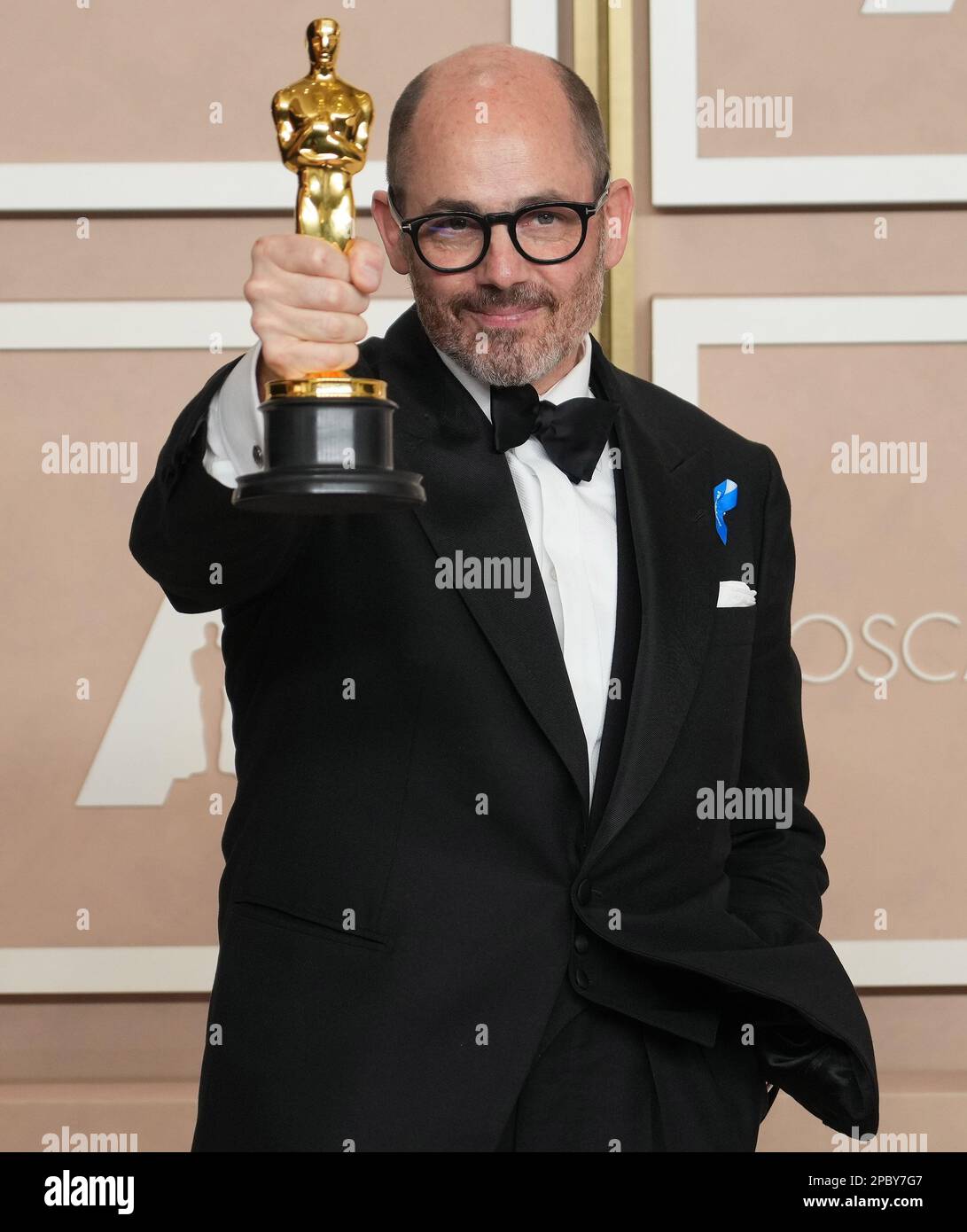 Los Angeles, Stati Uniti. 12th Mar, 2023. Edward Berger, vincitore del premio "All Quiet on the Western Front" per il miglior lungometraggio internazionale, in posa per le foto nella sala stampa dei 95th Academy Awards tenuti dall'Academy of Motion Picture Arts and Sciences al Dolby Theatre di Los Angeles, CA il 12 marzo 2023. (Foto di Sthanlee B. Mirador/Sipa USA) Credit: Sipa USA/Alamy Live News Foto Stock