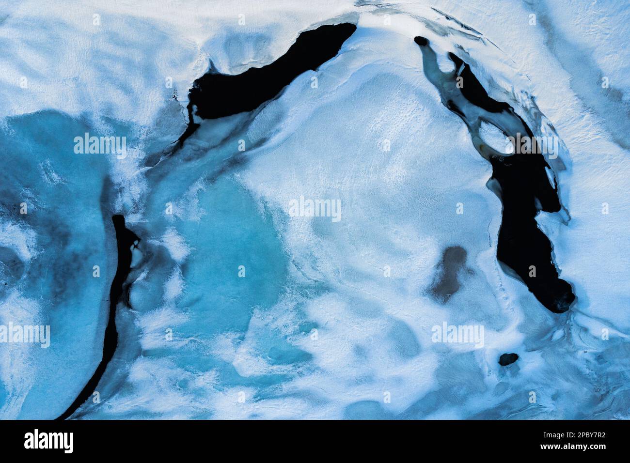 Sfondo strutturato di acqua ghiacciata con neve e superficie liscia in inverno nel Parco Nazionale di Vatnajokull Foto Stock