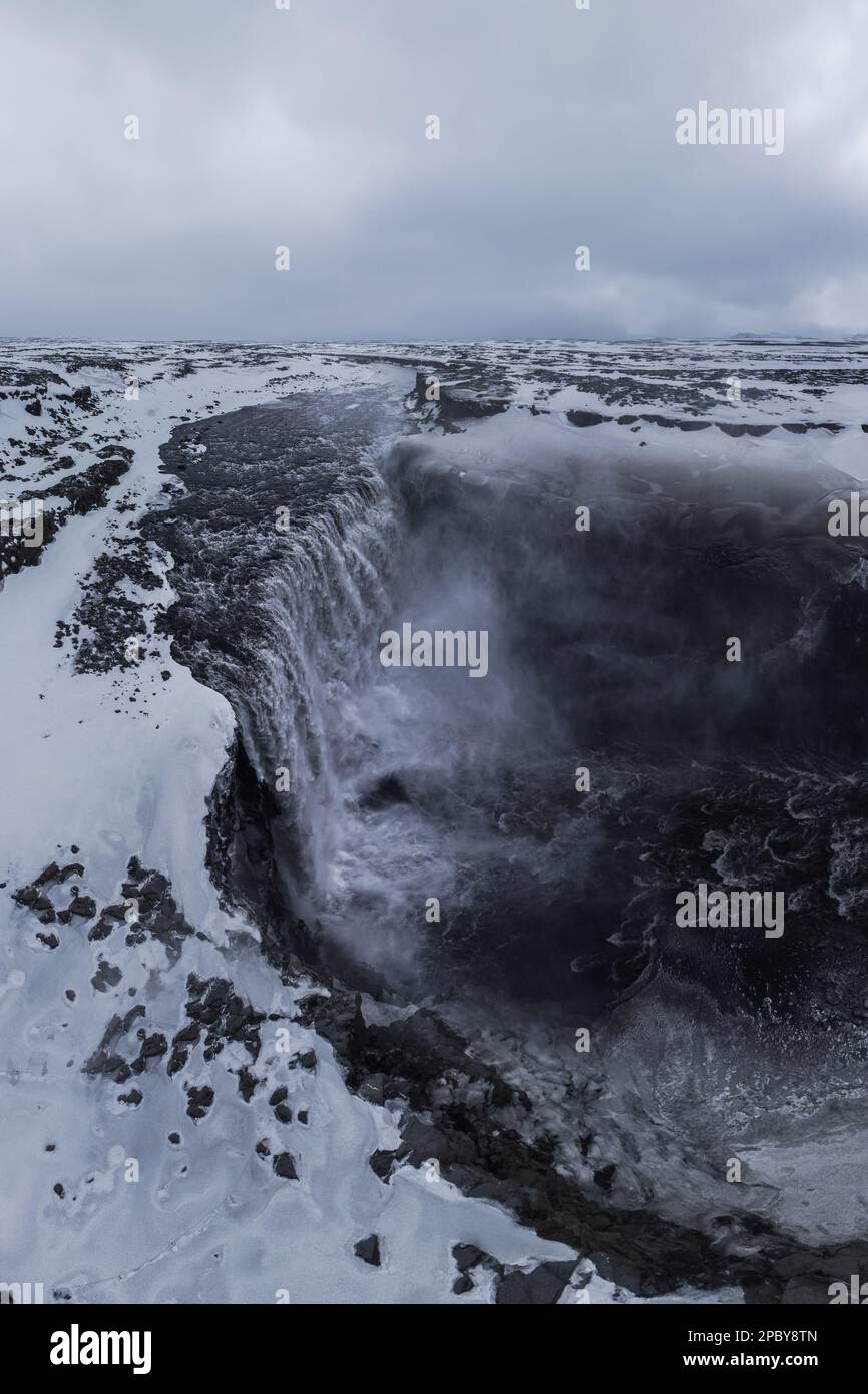 Paesaggio panoramico di cascata veloce Detifoss situato nel Parco Nazionale Vatnajokull in alta Islanda in inverno Foto Stock