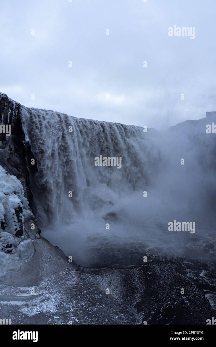 Paesaggio panoramico di cascata veloce Detifoss situato nel Parco Nazionale Vatnajokull in alta Islanda in inverno Foto Stock