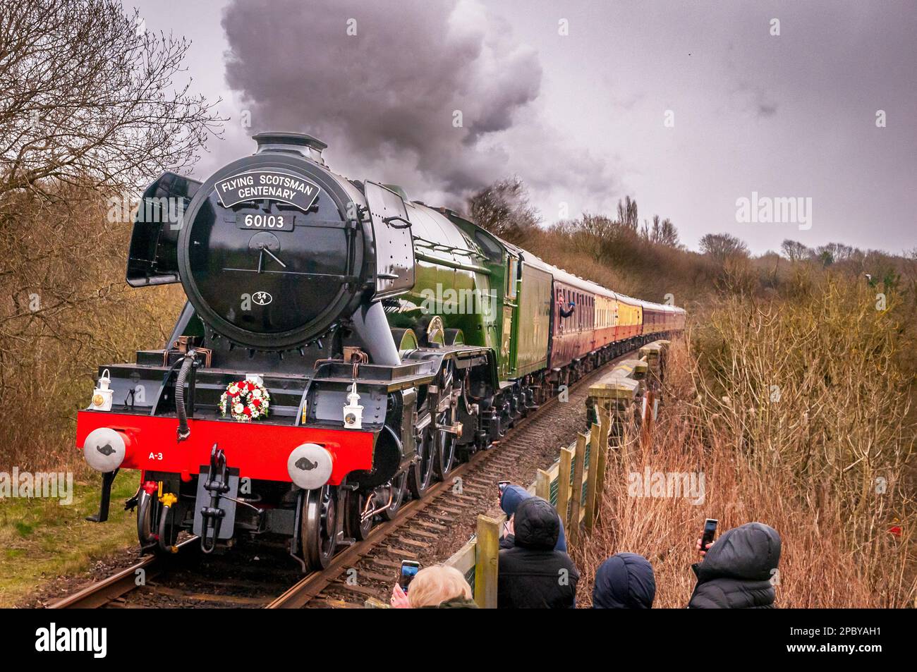 La locomotiva a vapore Flying Scotsman, nel suo anno centenario, si muove a vapore sulla East lancashire Railway. Foto Stock