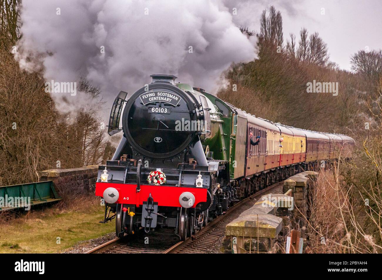 La locomotiva a vapore Flying Scotsman, nel suo anno centenario, si muove a vapore sulla East lancashire Railway. Foto Stock