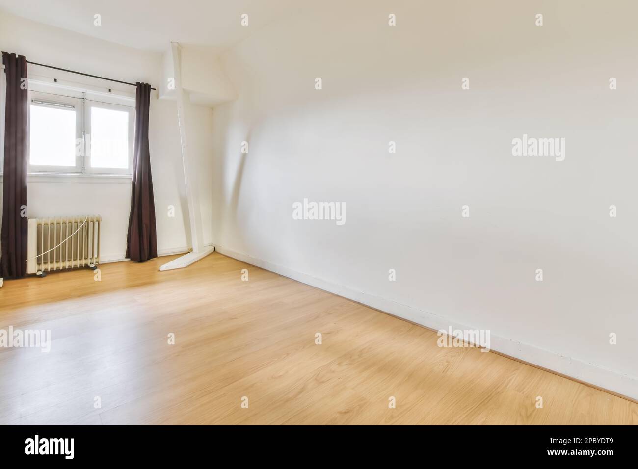 Design interno di soggiorno luminoso in stile contemporaneo e grandi finestre con tende grigie Foto Stock