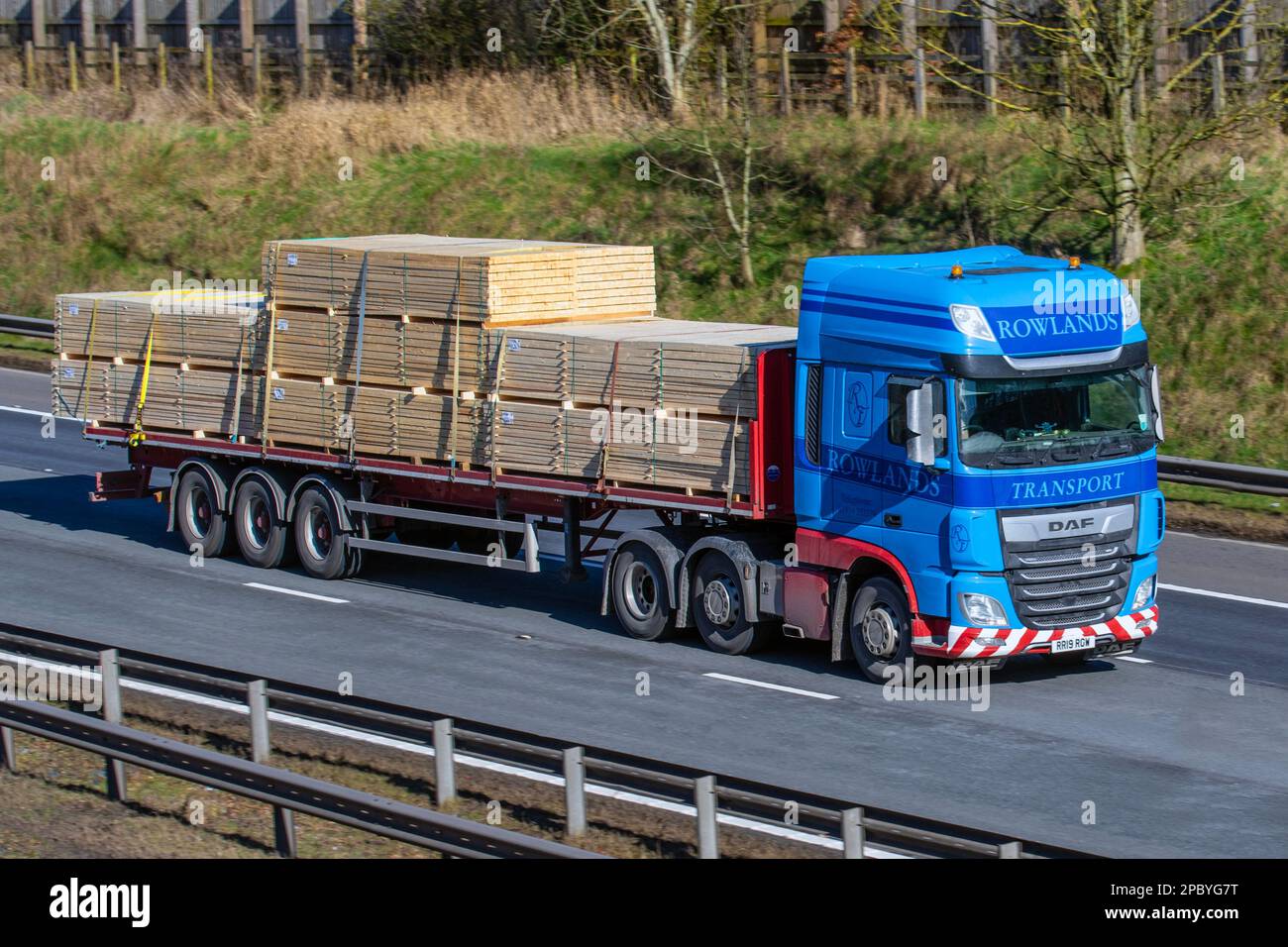 TRASPORTO ROWLANDS, veicolo DAF che viaggia sull'autostrada M6, Regno Unito Foto Stock