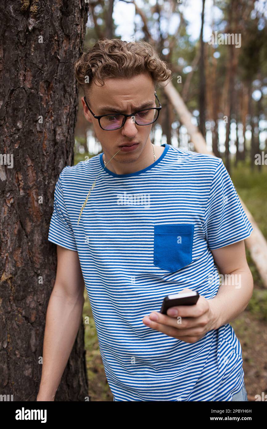 Uomo sicuro di sé guardò il suo telefono. Foto Stock