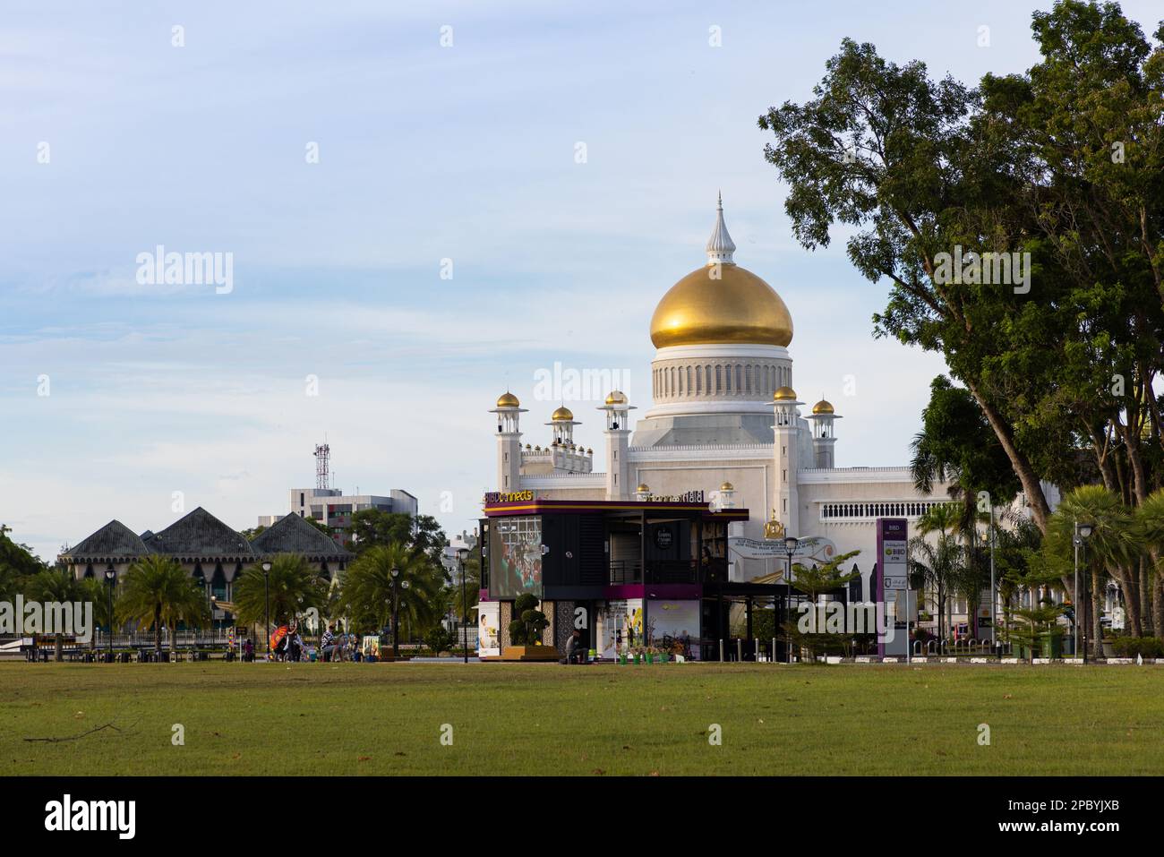 9 3 2023 edificio iconico a Bandar seri Begawan Brunei, Sultano Omar Ali Saifuddin Moschea durante il tramonto. Foto Stock