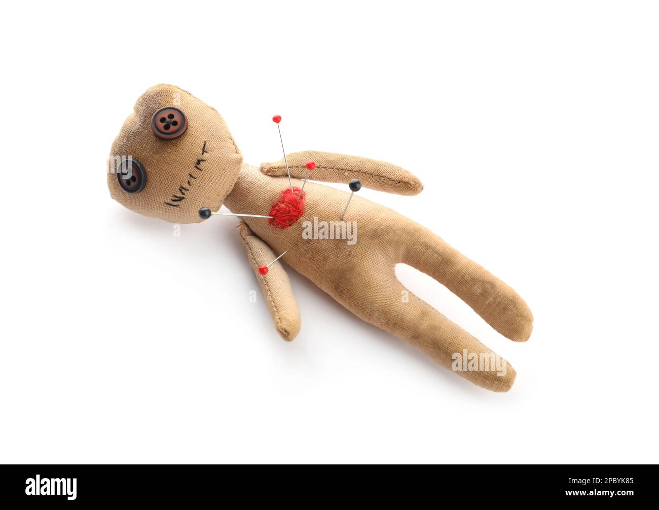 Bambola Voodoo con spilli isolati sul bianco Foto stock - Alamy