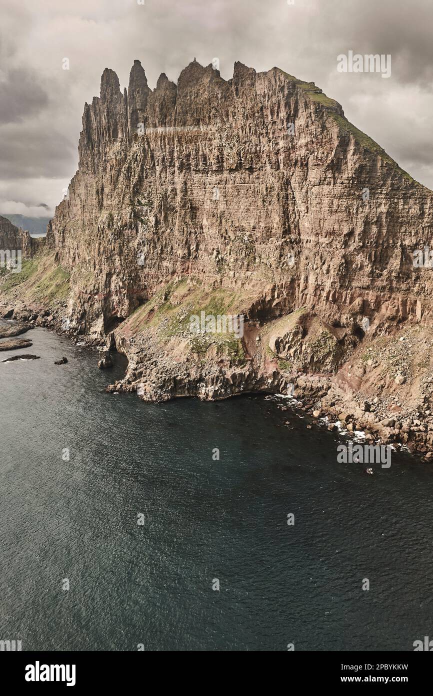 Isole Faerøer spettacolare costa visto da un elicottero. Area di funzionario ministeriale Foto Stock