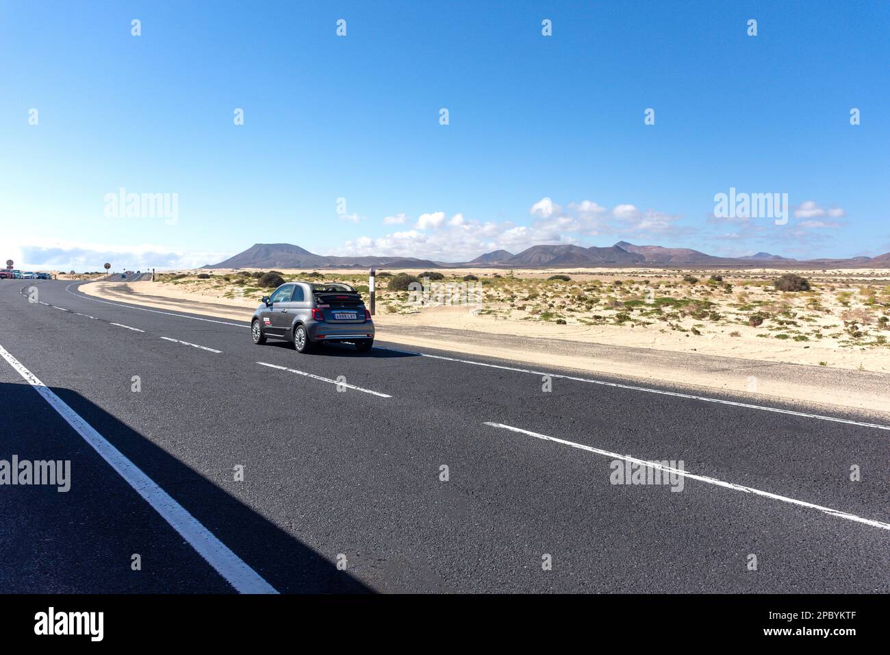 FV-1 strada attraverso dune di sabbia, Parque Natural de Corralejo, Corralejo, Fuerteventura, Isole Canarie, Regno di Spagna Foto Stock