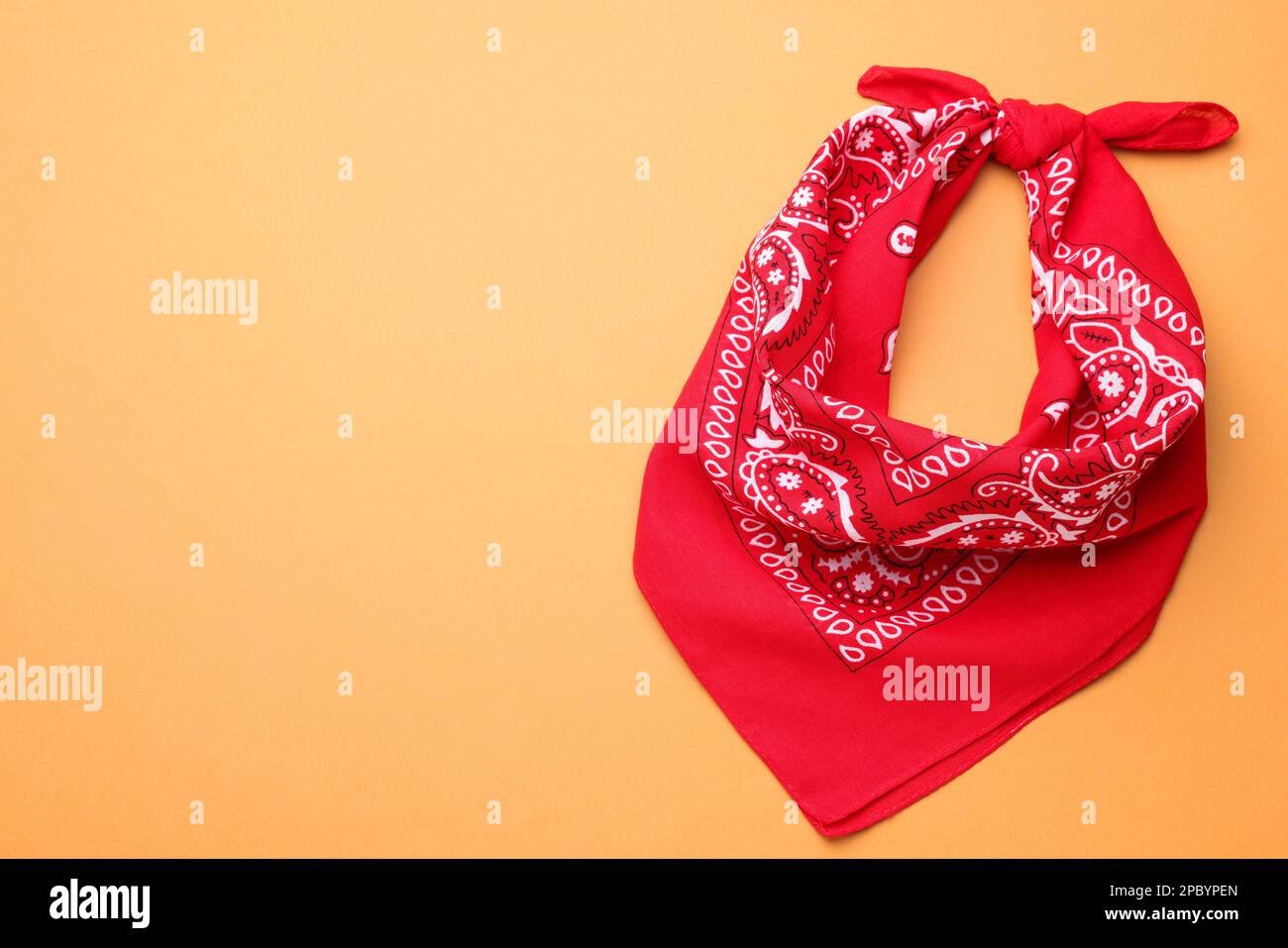 Vista dall'alto della bandana rossa con motivo paisley come sfondo Foto  stock - Alamy