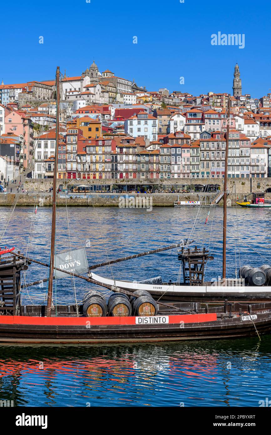 Il bellissimo porto vecchio di Porto con il Cais da Ribeira sul lato opposto del fiume Douro. L'imponente ponte ad arco è il ponte Luis I. Foto Stock