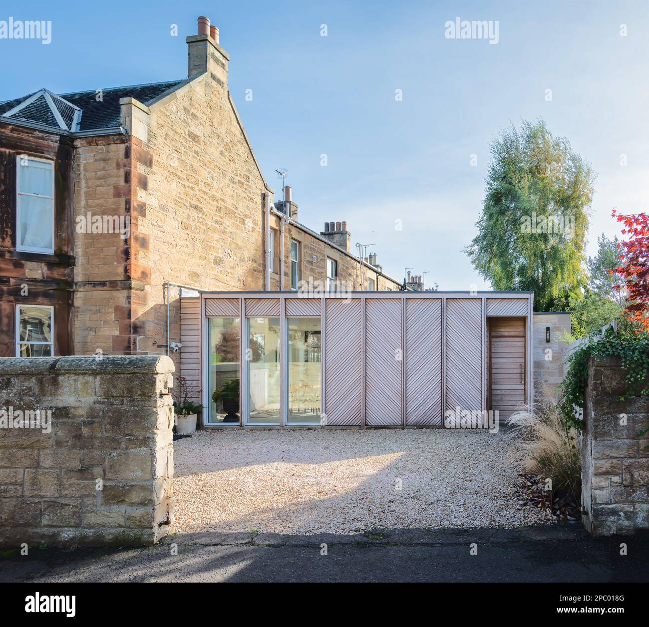 Edimburgo, Scozia, Regno Unito - estensione della casa rivestita in legno di Meta Architecture Foto Stock