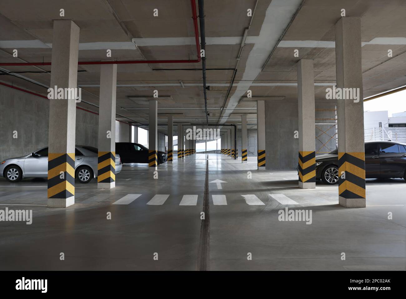 Auto moderne in garage con passaggio pedonale Foto Stock Auto moderne in garage con passaggio pedonale Foto Stock