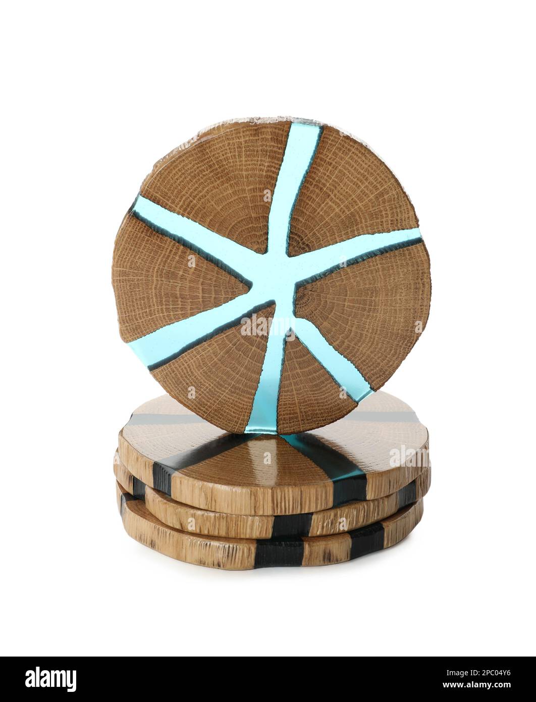 Eleganti montagne russe in legno su sfondo bianco Foto Stock