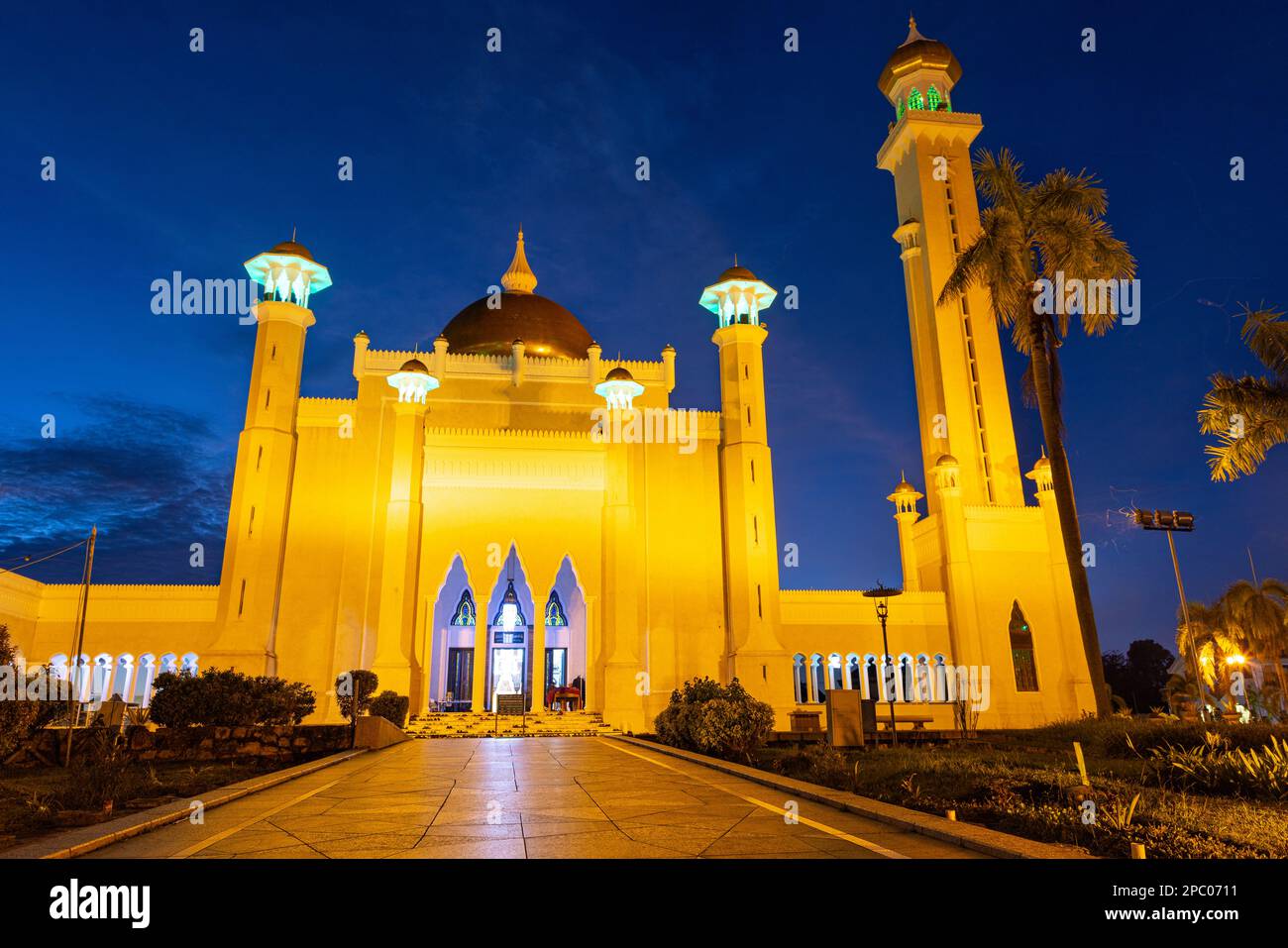 9 3 2023 edificio iconico a Bandar seri Begawan Brunei, Sultano Omar Ali Saifuddin Moschea durante il tramonto. Foto Stock