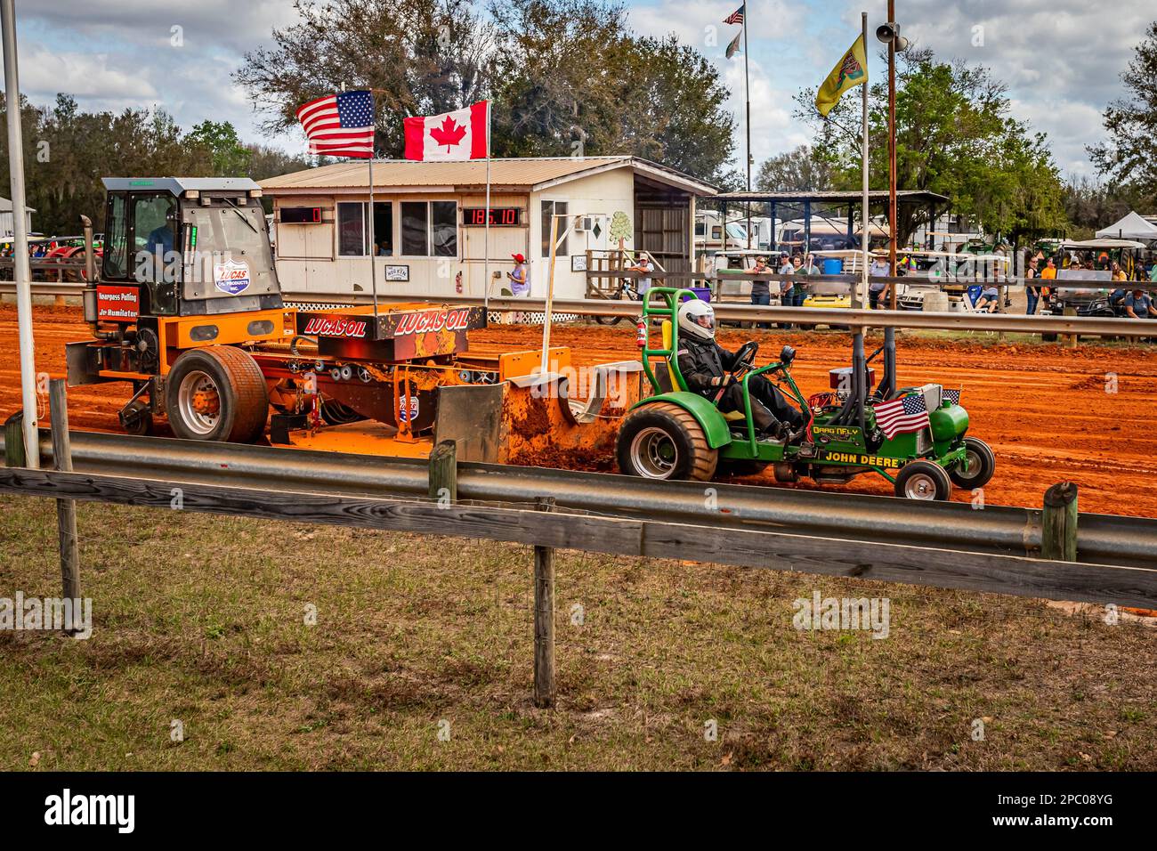 Fort Meade, FL - 26 febbraio 2022: Vista grandangolare dell'angolo anteriore di un estrattore per mini trattori John Deere modificato in occasione di una competizione di traino di trattori locali. Foto Stock