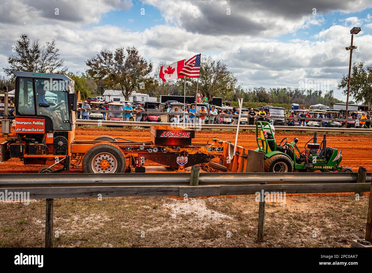 Fort Meade, FL - 26 febbraio 2022: Vista laterale grandangolare di un mini estrattore trattore John Deere modificato in occasione di una competizione di traino di trattori locali. Foto Stock