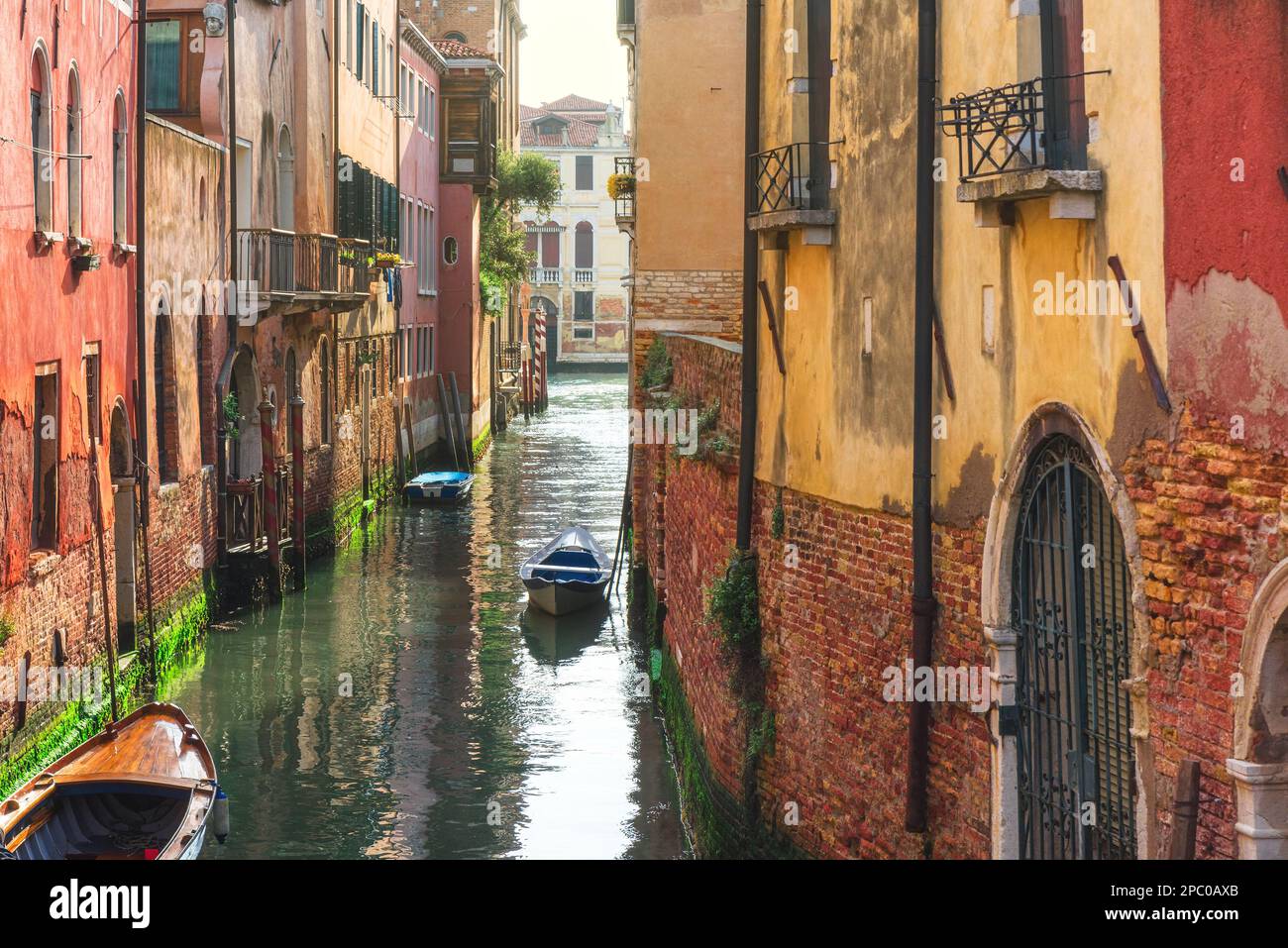 Bella vista di edifici colorati, canale con barche nel centro storico di Venezia, Veneto, Italia. Meta di viaggio popolare Foto Stock