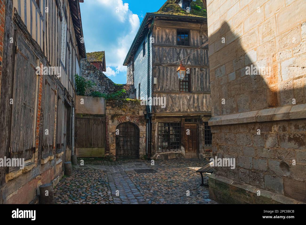 Medievale accogliente strada vuota con case in legno incorniciato a Honfleur città, Normandia, Francia. Meta di viaggio popolare Foto Stock