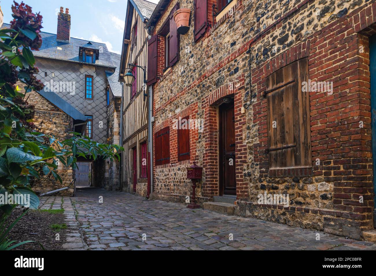 Honfleur, Normandia. Vecchia strada accogliente con case in legno incorniciato. Architettura e punti di riferimento di Honfleur, Normandie, Francia Foto Stock
