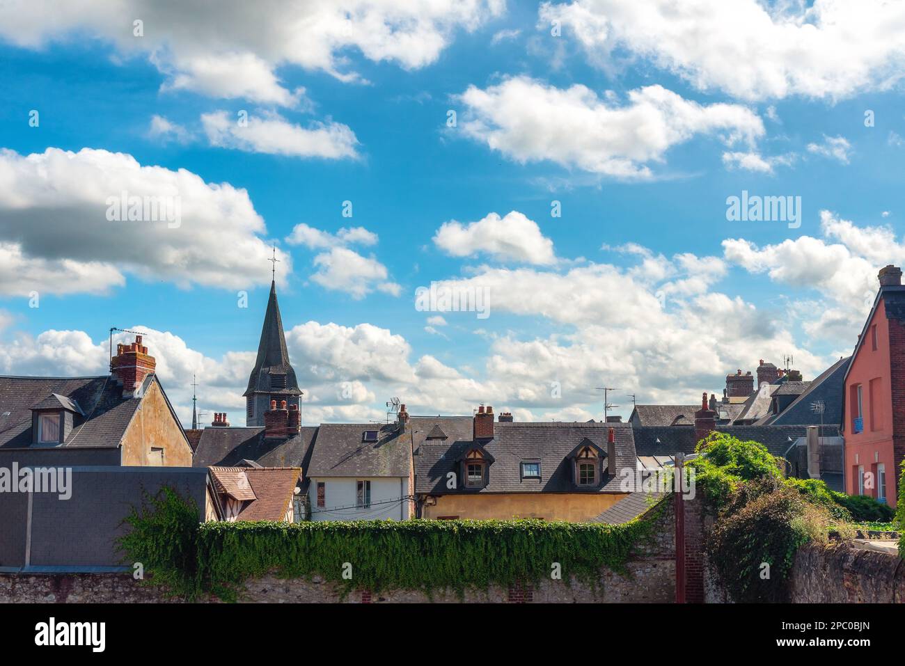 Honfleur, Normandia, Francia. Vista dello skyline della città vecchia di Honfleur con la chiesa. Meta di viaggio popolare Foto Stock